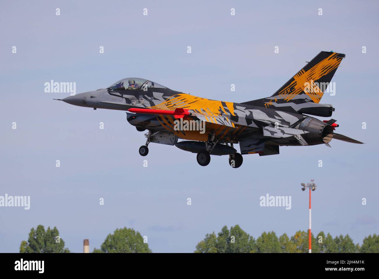 Fairford, Royaume-Uni, 14th juillet 2022, Un F-16 General Dynamics belge en X Tiger Livery arrive pour le RIAT Royal International Air Tattoo, qui aura lieu du vendredi 15th au dimanche 17th juillet. Banque D'Images