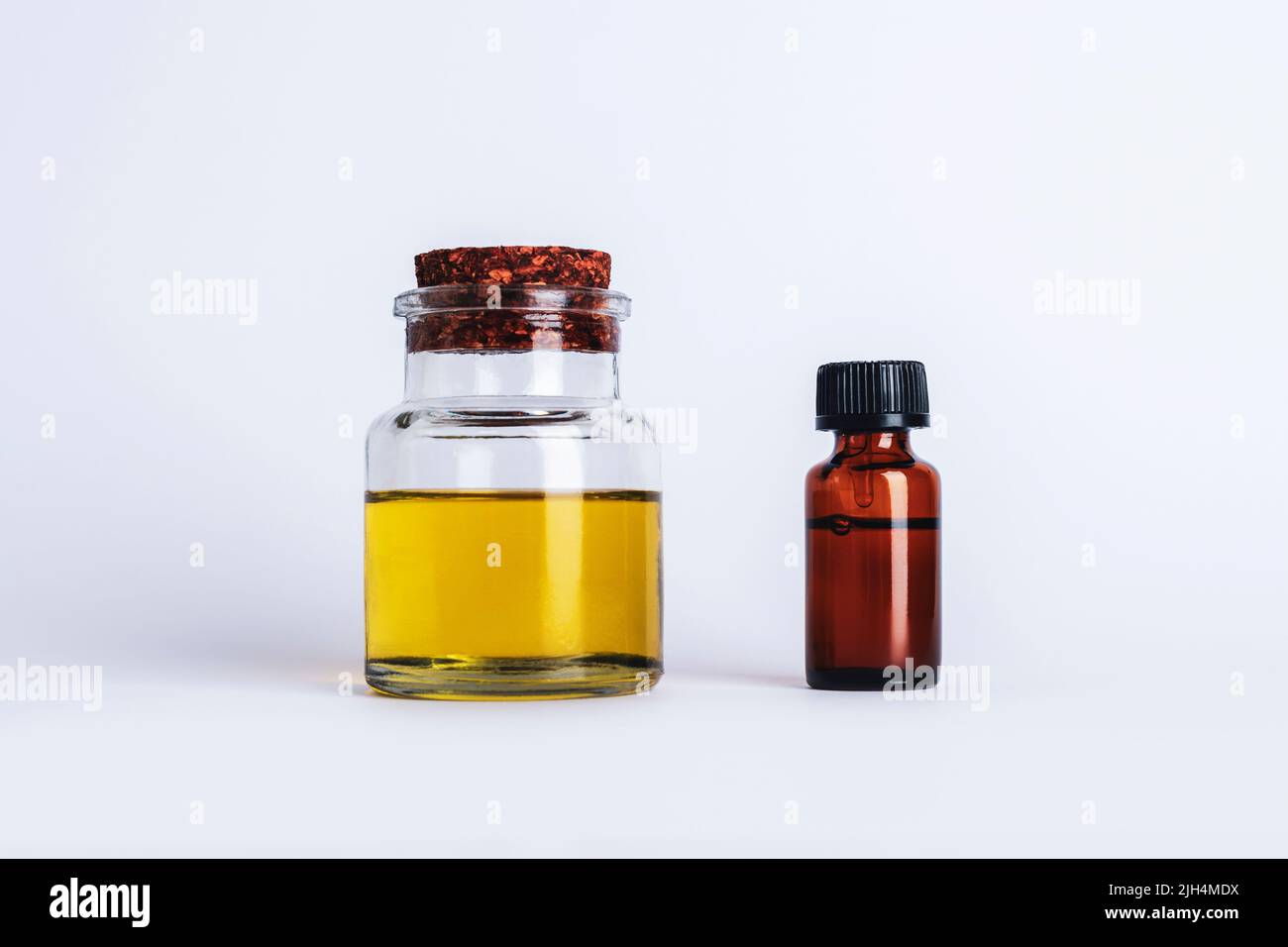 Huile de base cosmétique et huile essentielle sur fond blanc. Soins de santé naturels, concept de soins de la peau. Gros plan. Banque D'Images