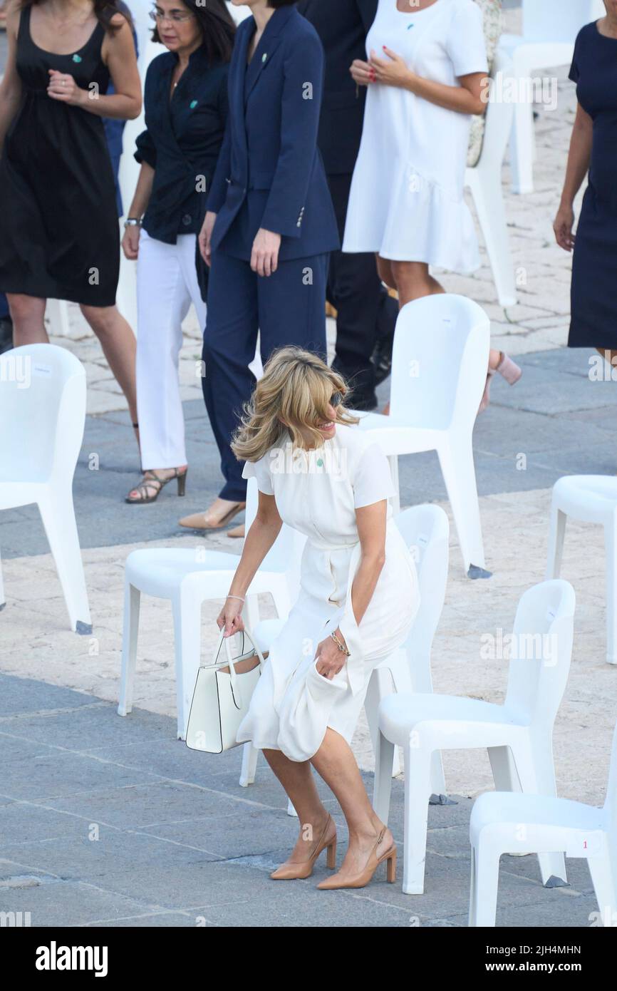 Madrid. Espagne. 20220715, Yolanda Diaz assiste à «un applaudissement pour la mémoire» à l'acte d'État de rendre hommage aux victimes Covid et à la reconnaissance des travailleurs sanitaires au Palais Royal de 15 juillet 2022 à Madrid, Espagne Credit: MPG/Alay Live News Banque D'Images
