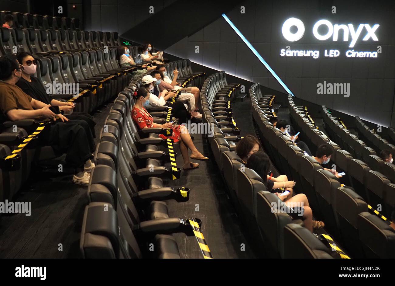 Pékin, Chine. 8th juillet 2022. Le public attend l'ouverture d'un film dans un cinéma de Shanghai, en 8 juillet 2022, dans l'est de la Chine. Crédit: REN long/Xinhua/Alamy Live News Banque D'Images