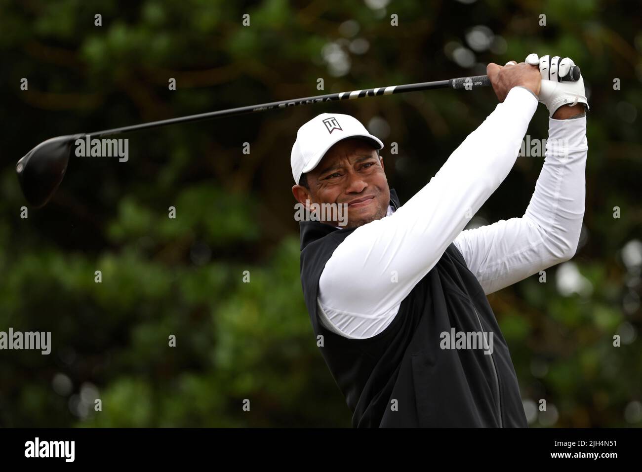 USA's Tiger Woods débarque sur le 3rd pendant le deuxième jour de l'Open à l'Old course, St Andrews. Date de la photo: Vendredi 15 juillet 2022. Banque D'Images