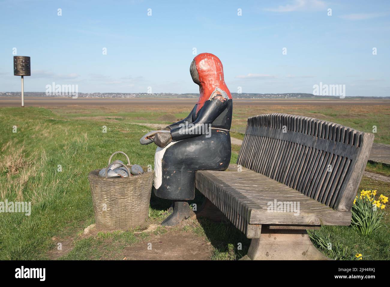 Sculpture de l'épouse du pêcheur qui s'occupe de ses prises sur les rives de la rivière Teh Dee à Flint, au nord du pays de Galles Banque D'Images