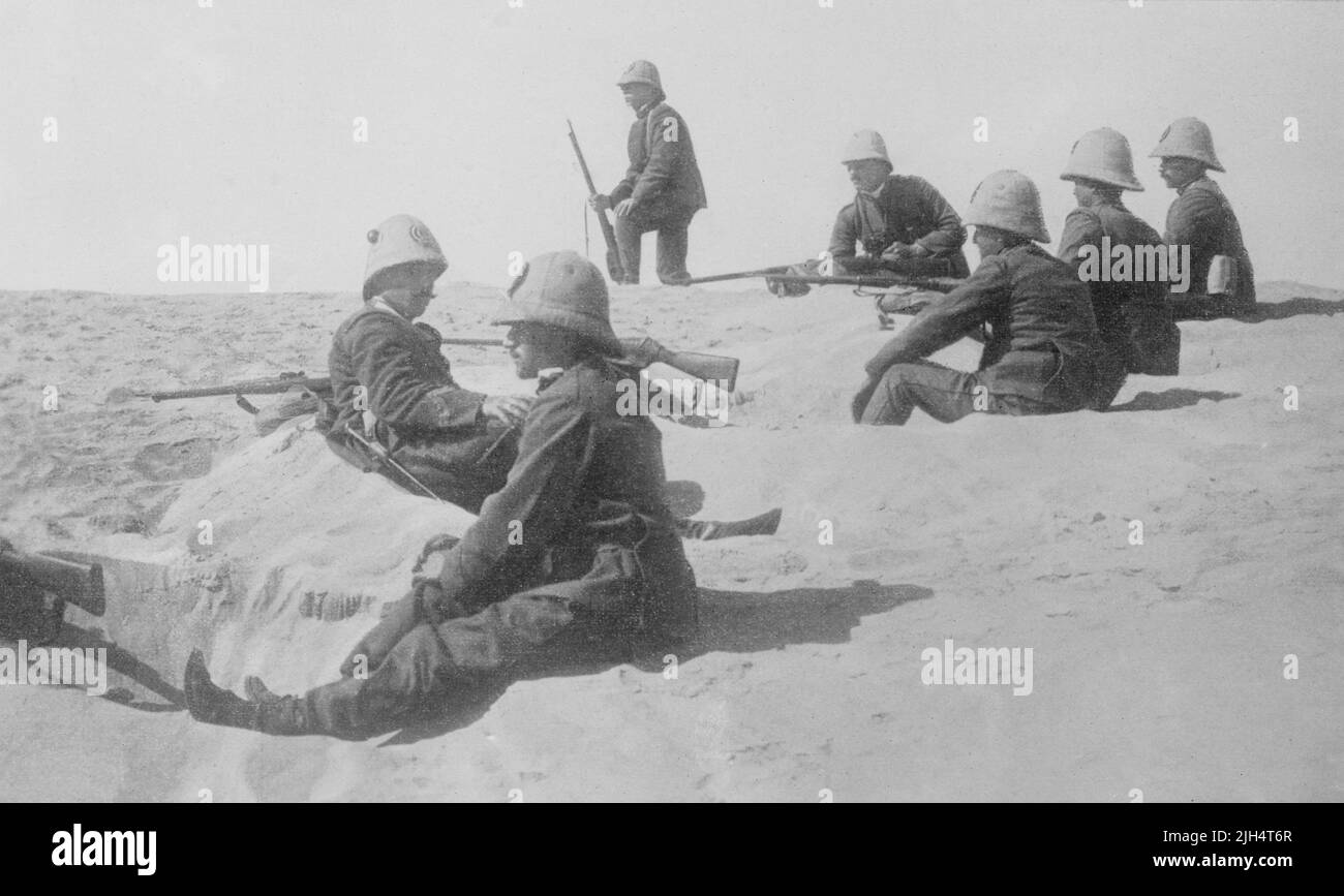 Photo vers 1911 des soldats de l'armée royale italienne qui s'occupaient d'une position dans le désert libyen après que l'Italie ait déclaré la guerre à l'Empire ottoman turc pendant la guerre turque italienne de 1911 à 1912. Banque D'Images