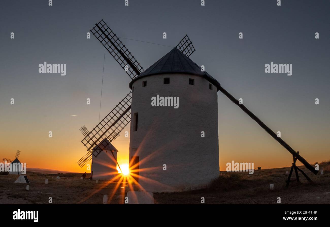Puesta de sol en ,.os molinos de viento de Campo de Criptana, Espagne Banque D'Images