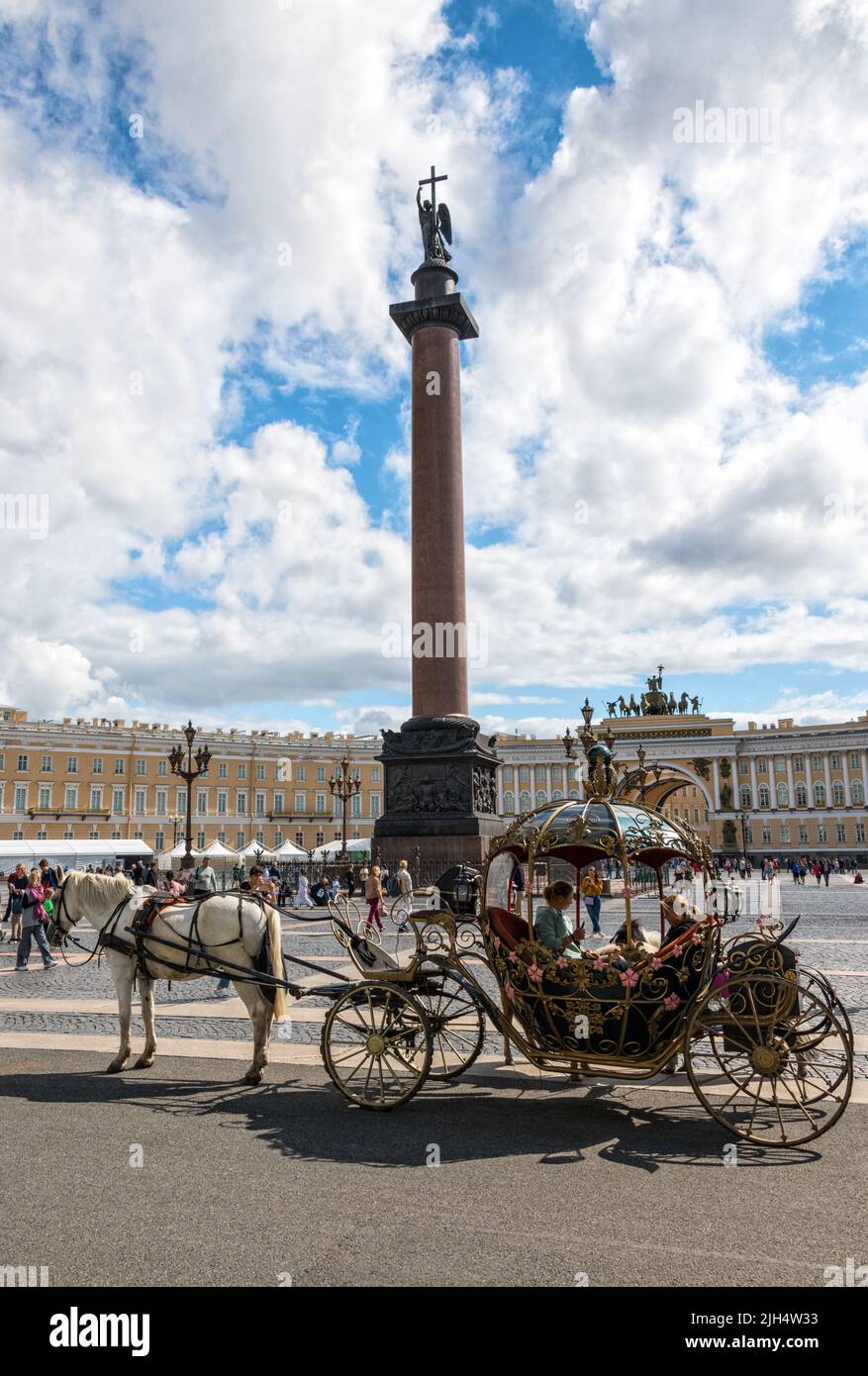 Une calèche richement ornée avec des touristes sur la place du Palais (Dvortsovaya Ploshchad), Saint-Pétersbourg, Russie Banque D'Images