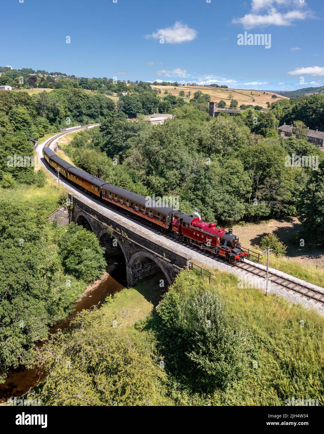 Le KWVR est une ligne de chemin de fer unique de 5 kilomètres située au cœur du West Yorkshire et fonctionnant à la vapeur et au diesel à travers le superbe Bavant Banque D'Images