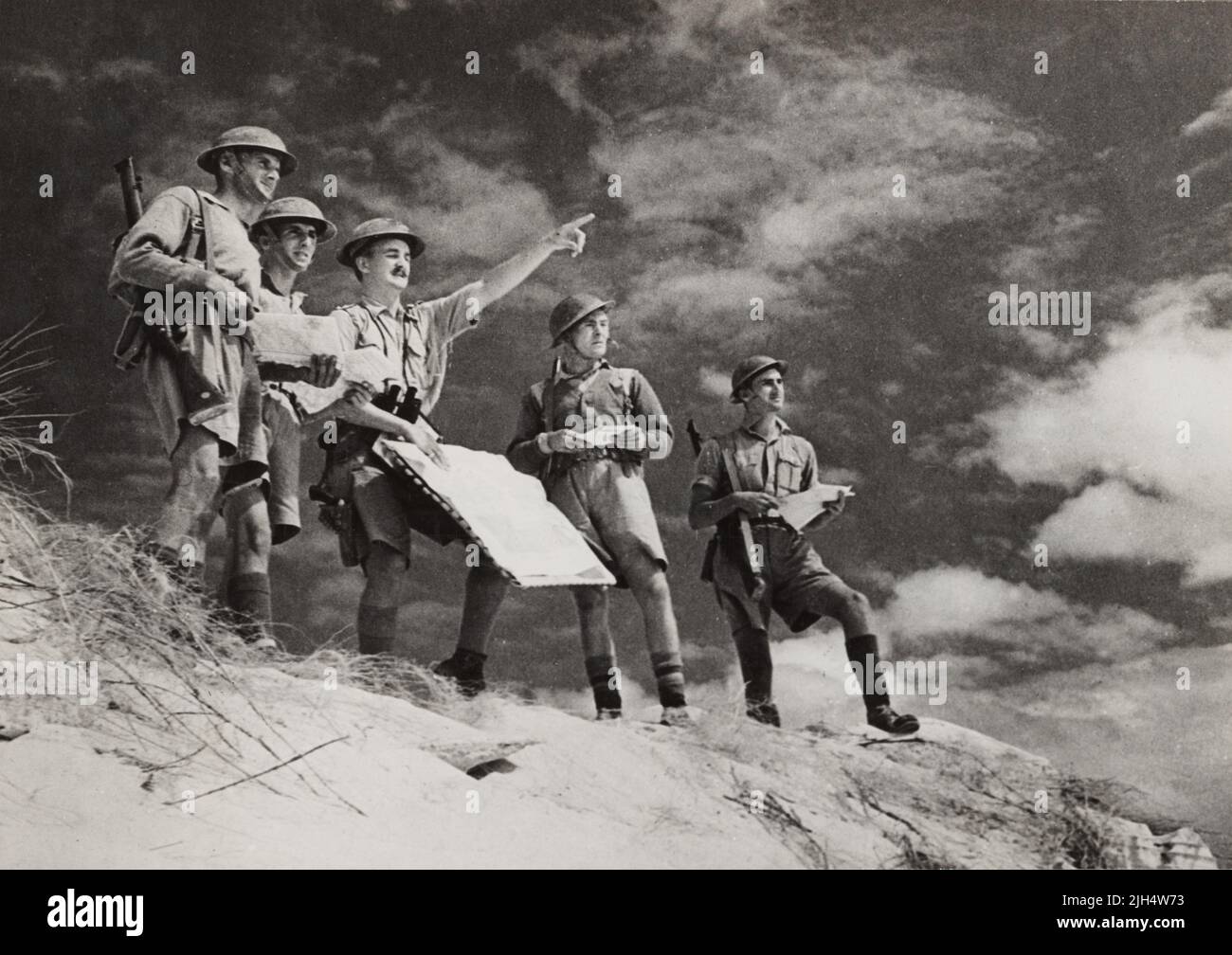 Une photo d'époque vers novembre 1941 montrant des soldats britanniques entraînés sur la lecture de cartes et la navigation dans le désert occidental en Afrique du Nord pendant la deuxième guerre mondiale Banque D'Images