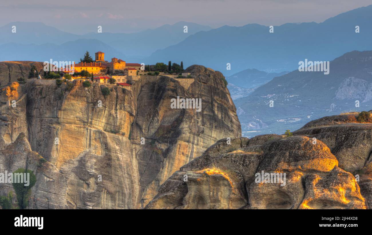 Monastère de Meteora au coucher du soleil, Grèce Banque D'Images