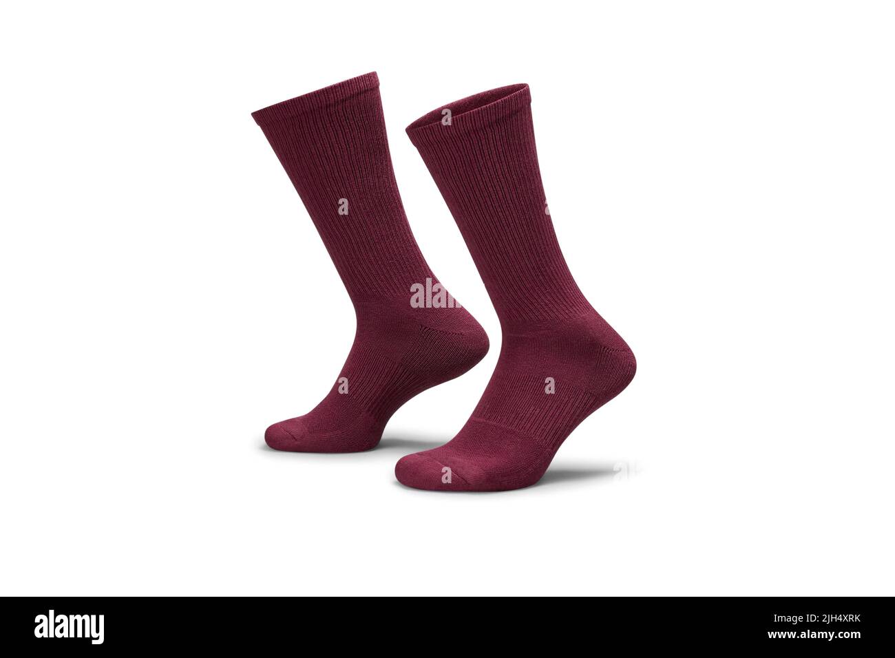 Paire de chaussettes en coton rouge isolées sur du blanc. Ensemble de chaussettes courtes pour le sport comme maquette et étiquette pour la publicité, le logo, la marque Banque D'Images
