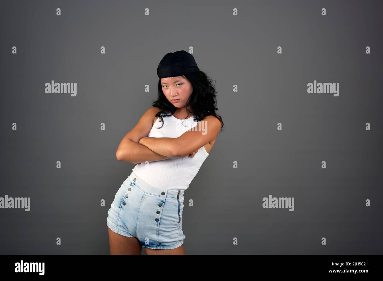 femme asiatique ethnique dans une attitude provocante de la tenue urbaine Banque D'Images