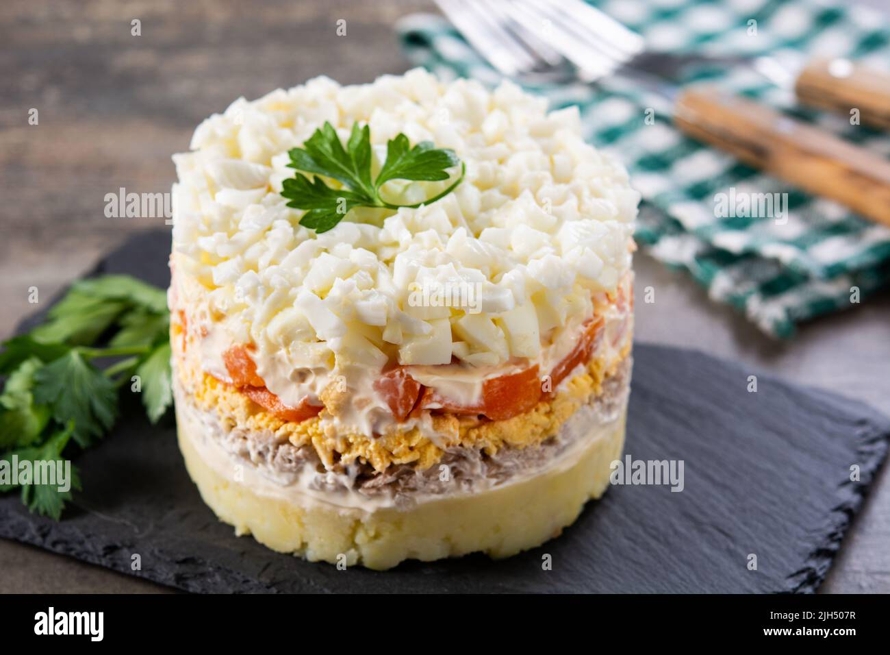 Salade russe traditionnelle Mimosa sur table en bois Banque D'Images