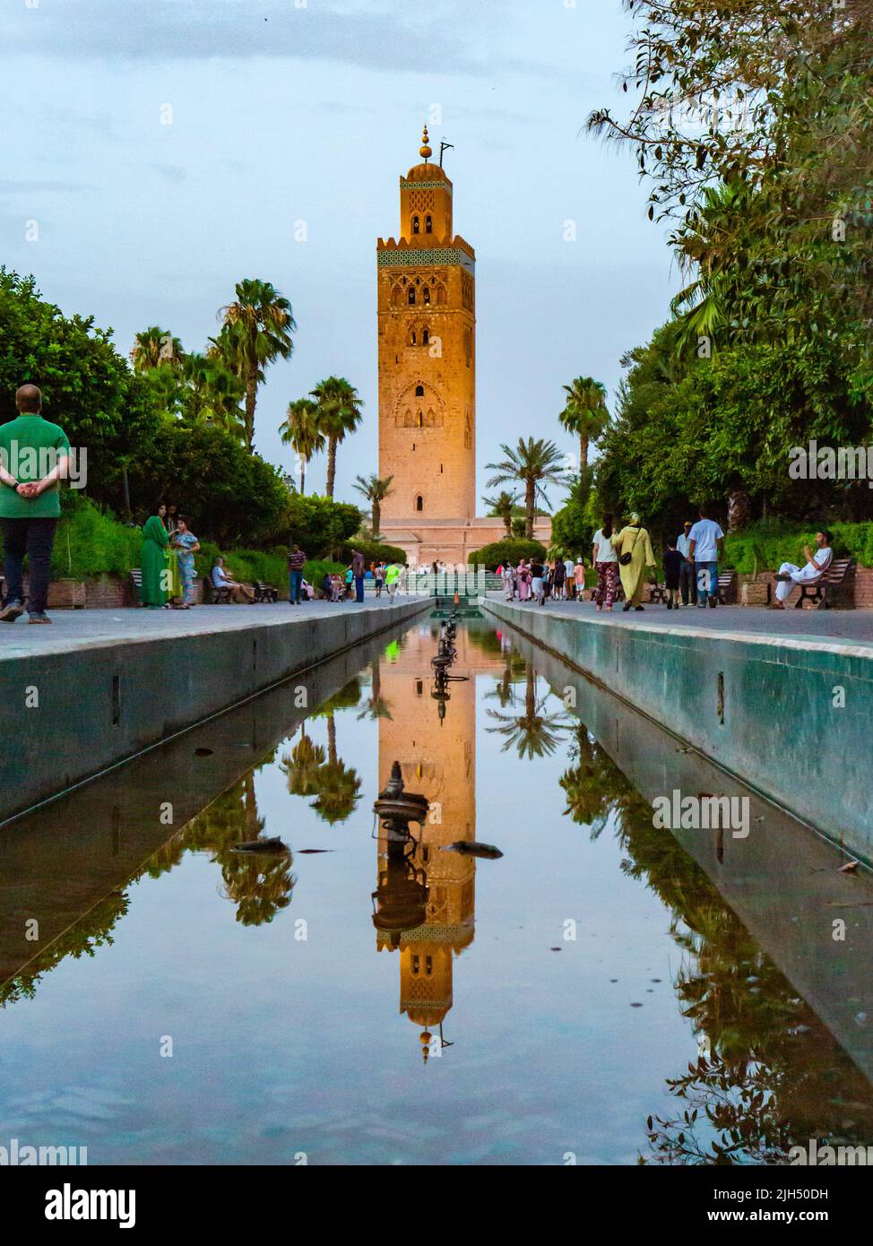 Koutoubia minaret à Marrakech entouré de palmiers derrière la fontaine Banque D'Images Koutoubia minaret à Marrakech entouré de palmiers derrière la fontaine Banque D'Images