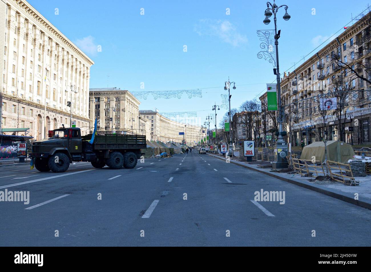 Kiev, Ukraine. 25th janvier 2014. Un camion militaire de forces de sécurité a été saisi par des manifestants au cours de la Révolution de la dignité. Manifestations antigouvernementales massives dans le centre de Kiev au cours des derniers jours des barricades de la révolution Euromaidan de 2014. (Photo par Aleksandr Gusev/SOPA Images/Sipa USA) crédit: SIPA USA/Alay Live News Banque D'Images