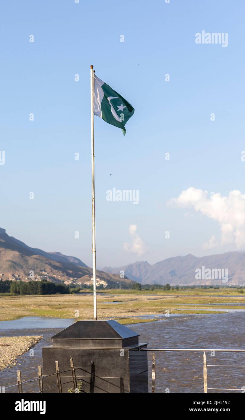 Drapeau du Pakistan avec un magnifique fond de paysage Banque D'Images