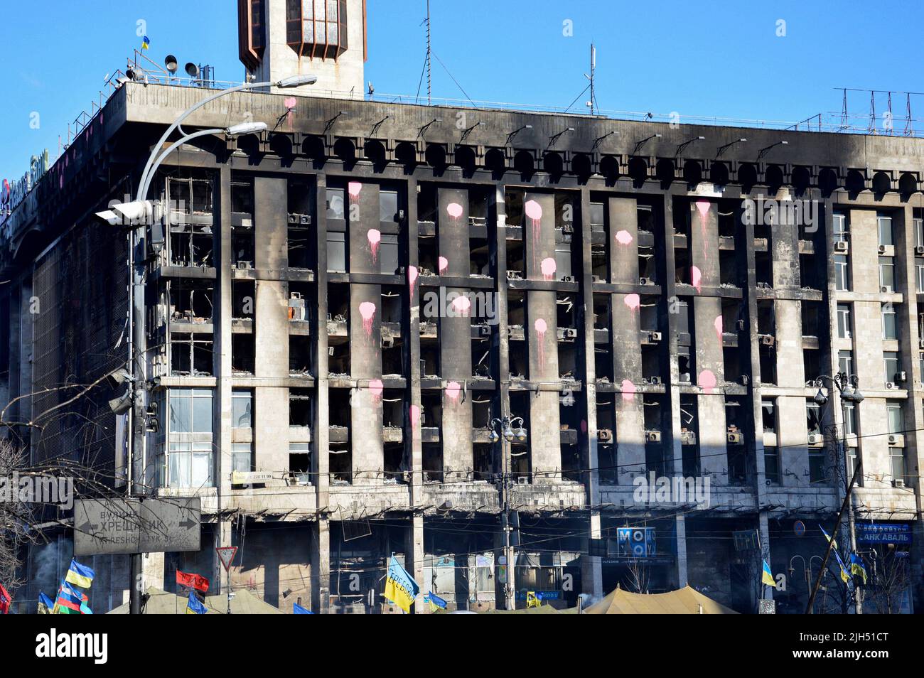 Kiev, Ukraine. 25th janvier 2014. Vue d'un bâtiment incendié des syndicats pendant la Révolution de la dignité. Manifestations antigouvernementales massives dans le centre de Kiev au cours des derniers jours des barricades de la révolution Euromaidan de 2014. (Image de crédit : © Aleksandr Gusev/SOPA Images via ZUMA Press Wire) Banque D'Images