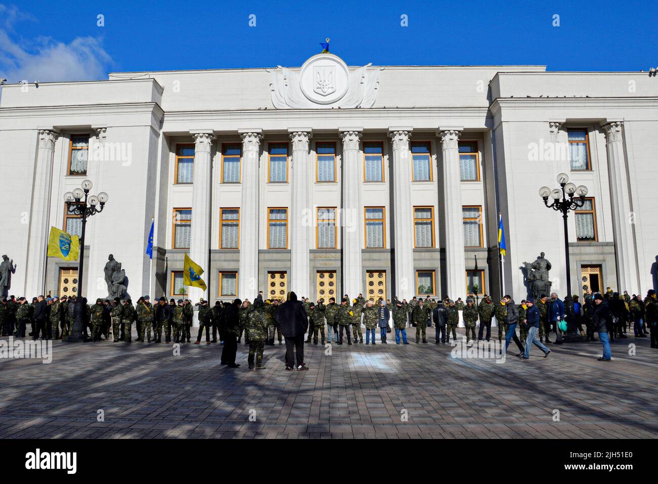 Kiev, Ukraine. 17th mars 2014. Les manifestants vêtus d'uniformes militaires contrôlent les rues centrales de Kiev et les bâtiments gouvernementaux pendant la Révolution de la dignité. Manifestations antigouvernementales massives dans le centre de Kiev au cours des derniers jours des barricades de la révolution Euromaidan de 2014. (Image de crédit : © Aleksandr Gusev/SOPA Images via ZUMA Press Wire) Banque D'Images