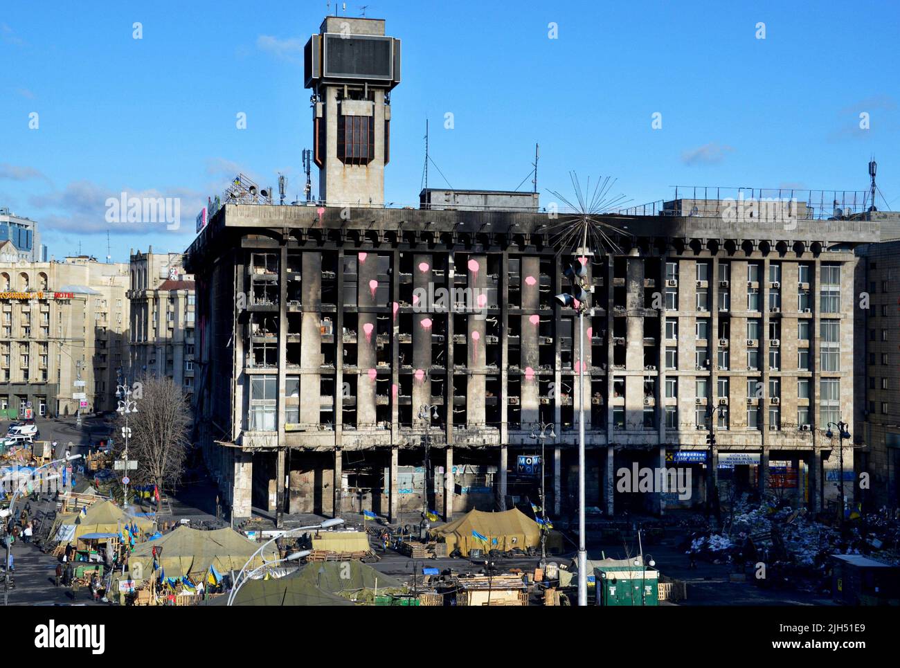 Kiev, Ukraine. 25th janvier 2014. Vue d'un bâtiment incendié des syndicats pendant la Révolution de la dignité. Manifestations antigouvernementales massives dans le centre de Kiev au cours des derniers jours des barricades de la révolution Euromaidan de 2014. (Image de crédit : © Aleksandr Gusev/SOPA Images via ZUMA Press Wire) Banque D'Images
