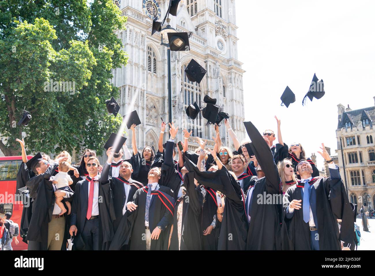 Les diplômés de la London Business School célèbrent leur cérémonie de remise des diplômes dans le centre de Londres, alors que le met Office émet un avertissement de chaleur extrême rouge pour certaines régions d'Angleterre au début de la semaine prochaine. Date de la photo: Vendredi 15 juillet 2022. Banque D'Images
