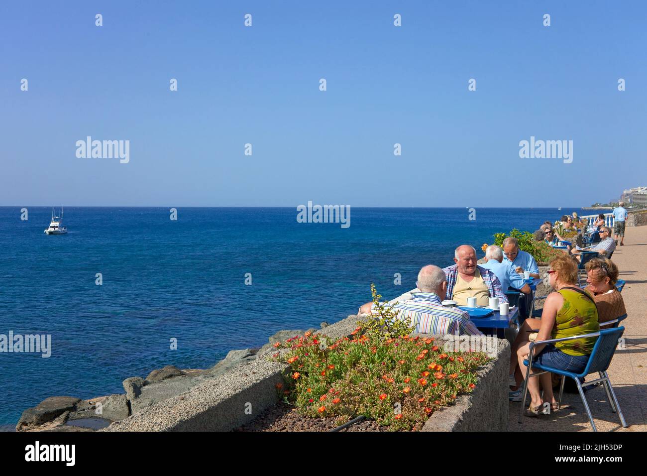 Aînés, personnes âgées assis à la promenade du bord de l'eau, Arguineguin, Grand canari, îles Canaries, Espagne, Europe Banque D'Images