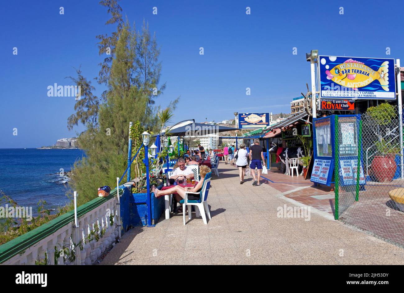 Touristes sur la promenade de la mer, Arguineguin, Grand canari, îles Canaries, Espagne, Europe Banque D'Images