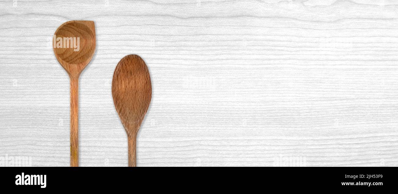 Vue de dessus des cuillères en bois sur le fond de la table Banque D'Images