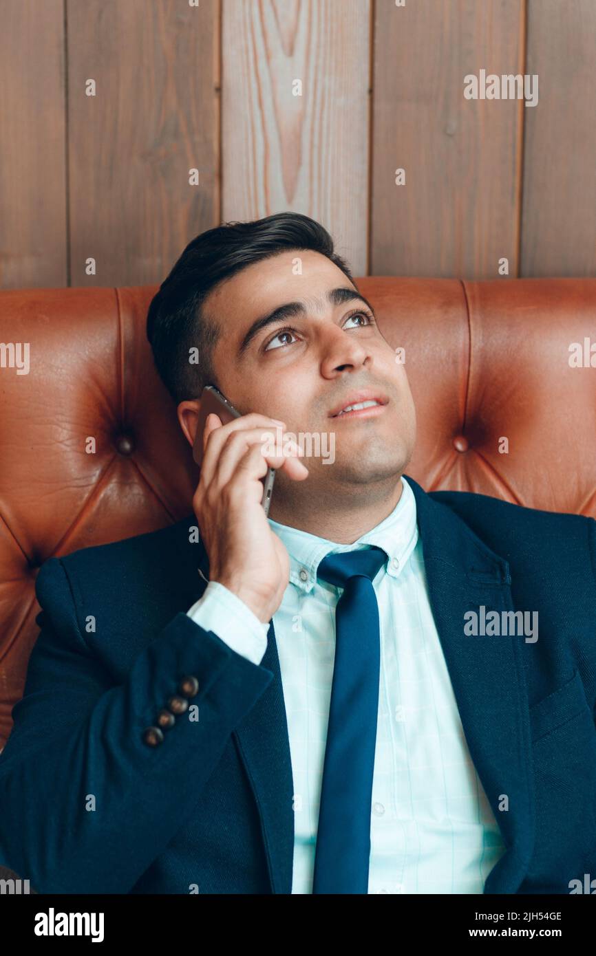 Joyeux homme parlant sur le smartphone, espace de copie Banque D'Images