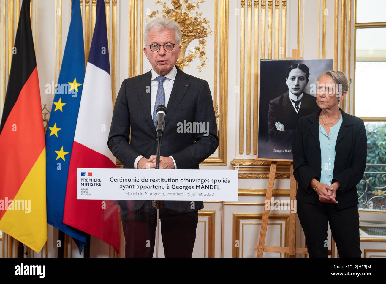 Paris, France. 15th juillet 2022. L'ambassadeur d'Allemagne en France Hans-Dieter Lucas prononce un discours à côté du Premier ministre français Elisabeth borne lors d'une cérémonie pour le retour à la famille de Georges Mandel de trois livres détenus par le politicien français et pillés par l'Allemagne nazie, à l'Hôtel de Matignon, à Paris, La France sur 15 juillet 2022. Photo par Eric Tschaen/Pool/ABACAPRESS.COM crédit: Abaca Press/Alay Live News Banque D'Images