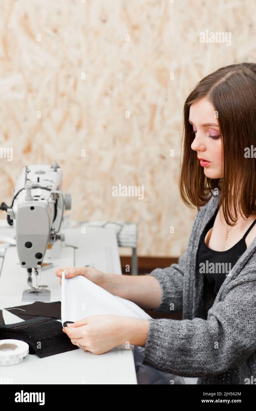 Jeunes couturiers travaillant en studio, espace libre Banque D'Images