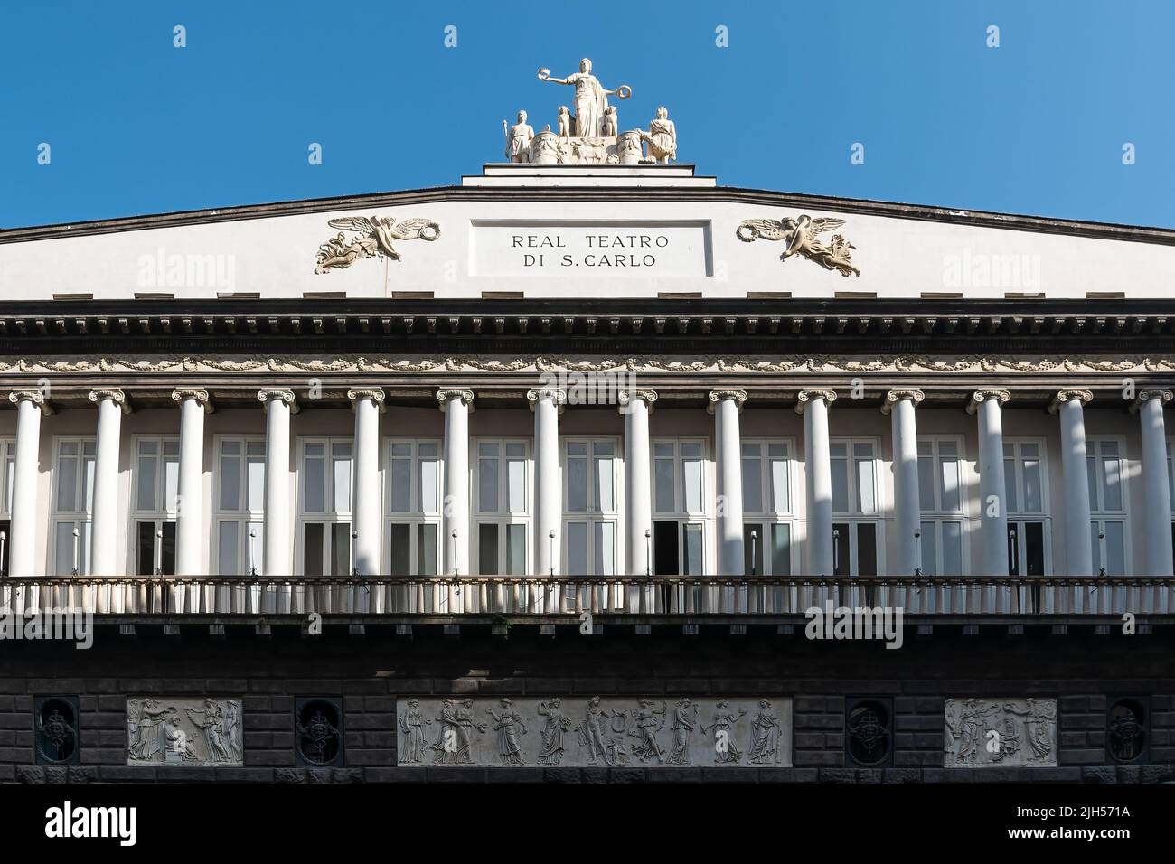 Naples, Italie. 28 mai 2022. Partie supérieure du Real Teatro di San Carlo (Théâtre Royal de Saint Charles) , un opéra à Naples, en Italie avec des bleu clair Banque D'Images