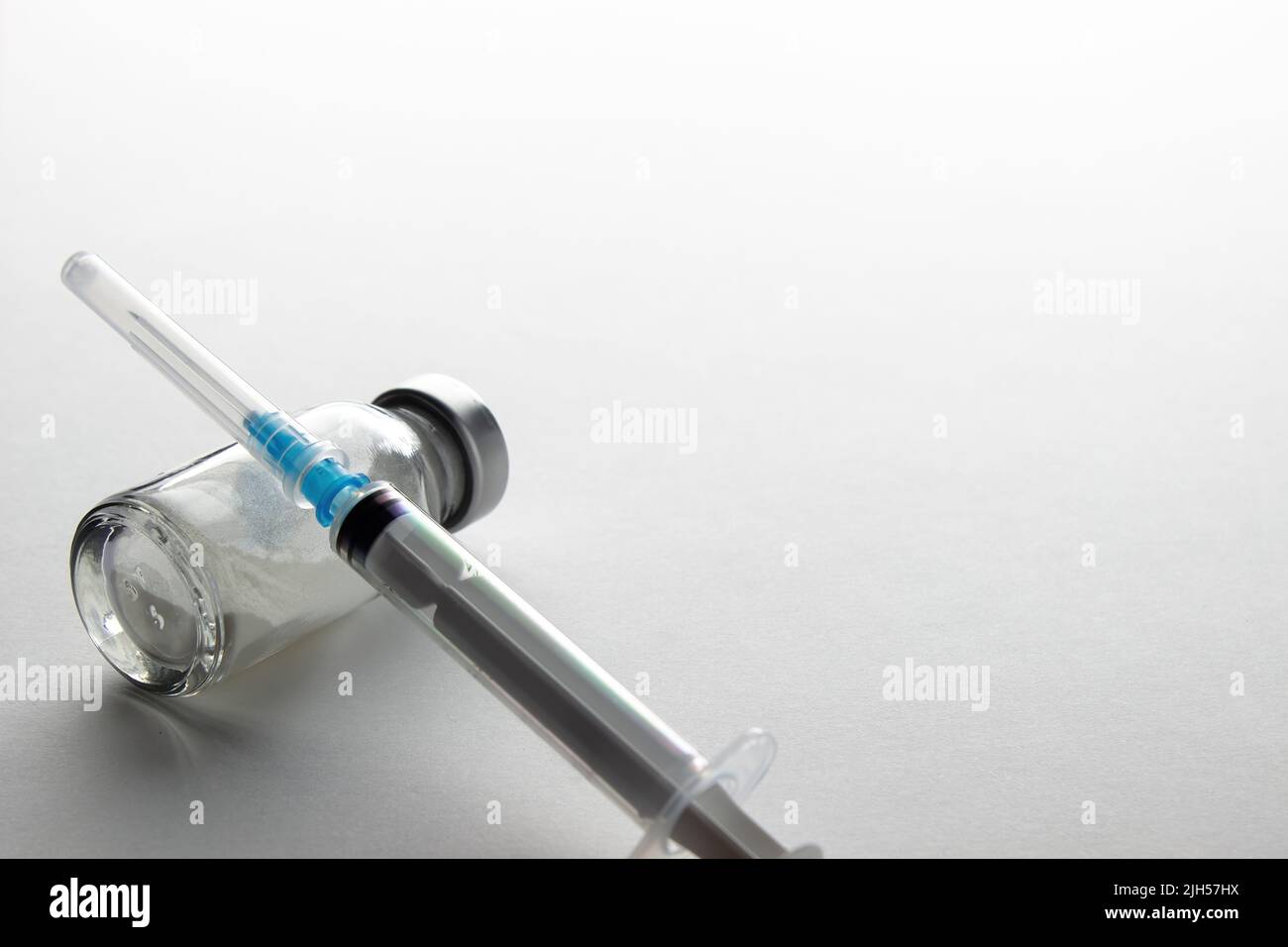 Flacons et seringue sur table lumineuse. Vaccination et immunisation Banque D'Images