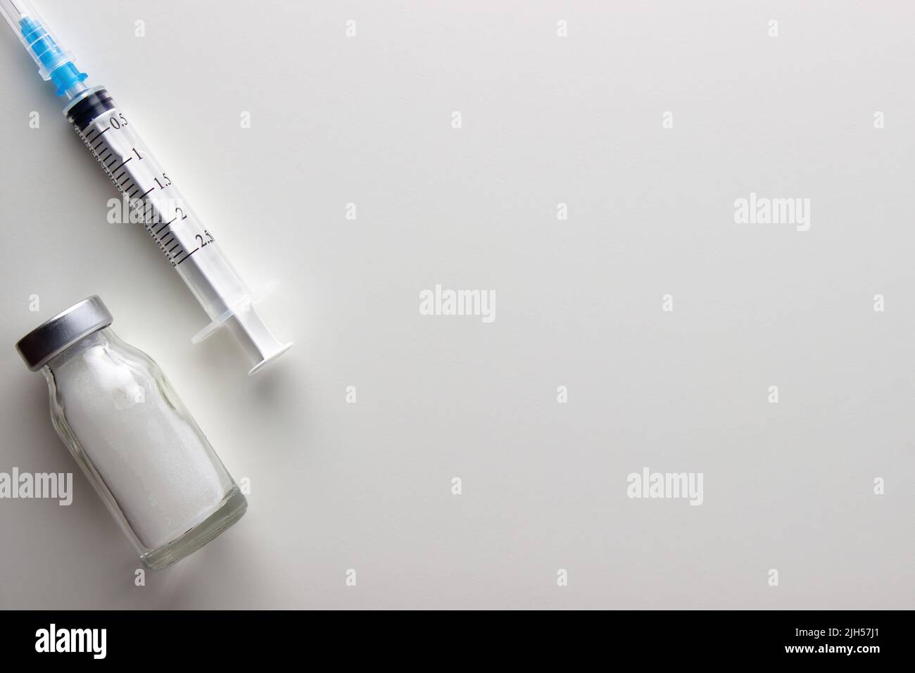 Flacons et seringue sur table lumineuse. Vaccination et immunisation Banque D'Images