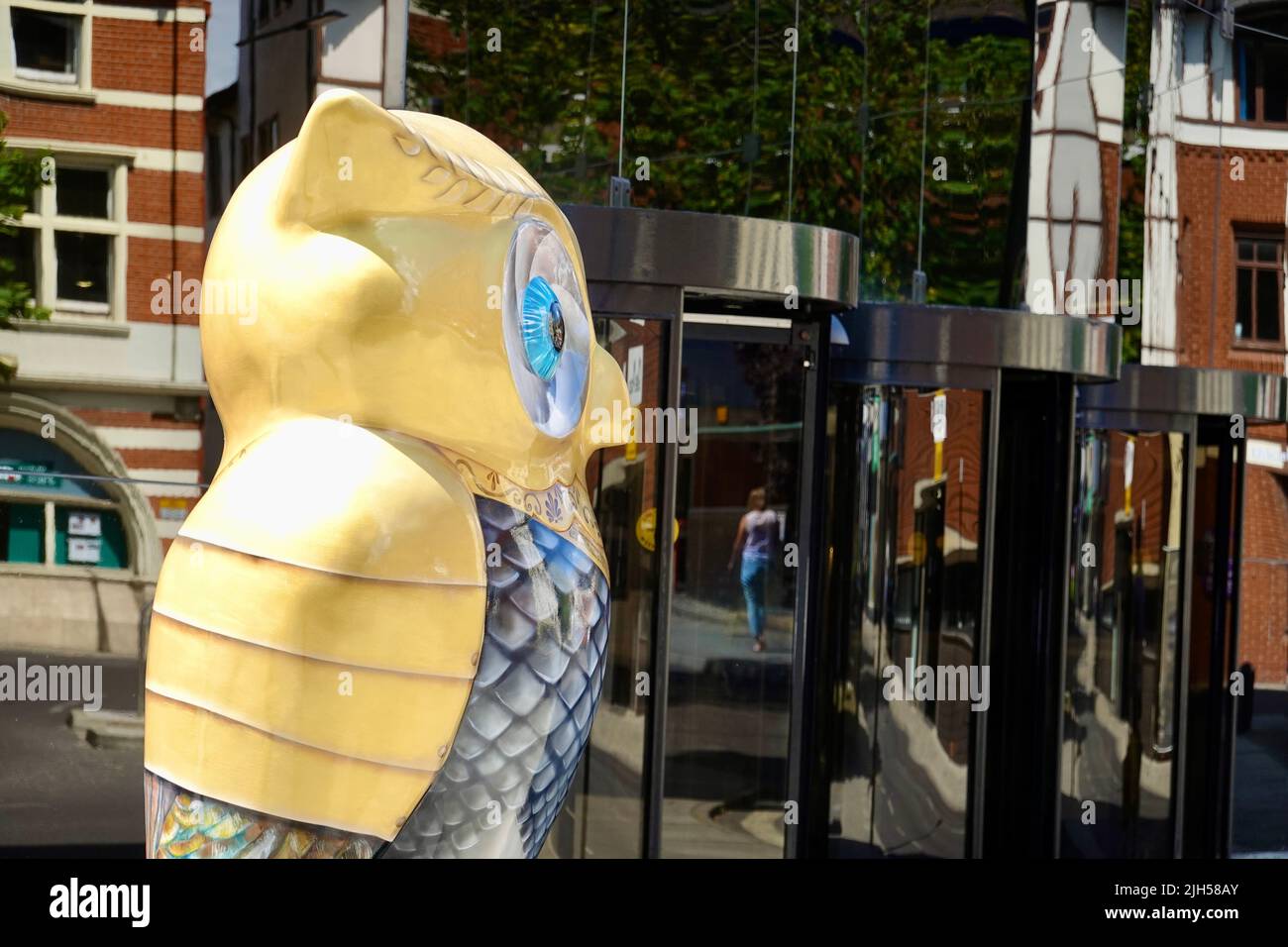 Ipswich, Suffolk, Royaume-Uni - 15 juillet 2022 : la piste de la chouette du Big Hoot à l'aide de l'hospice St Elizabeth. Le compagnon d’Athena par Megan Johnson à Willis Towers Watson. Banque D'Images