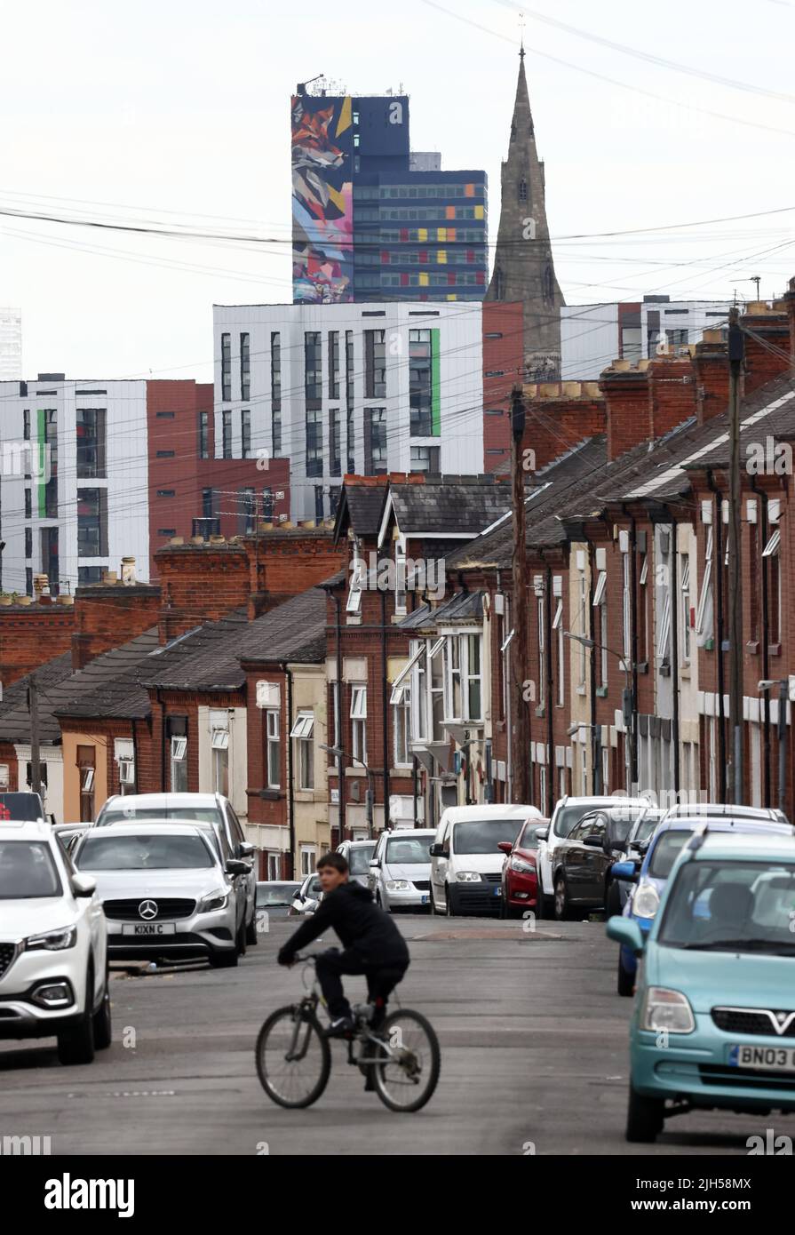 Leicester, Leicestershire, Royaume-Uni. 15th juillet 2022. L'art de la rue est considéré comme le plus haut d'Europe et le troisième plus haut du monde est sur la Blue Tower à Leicester. La tour est de 82 m (269 pi) et abrite les principales entreprises, dont Premiere Inn, Hastings Direct, Pure Gym et Al Feena Shisha Lounge. Credit Darren Staples/Alay Live News. Banque D'Images