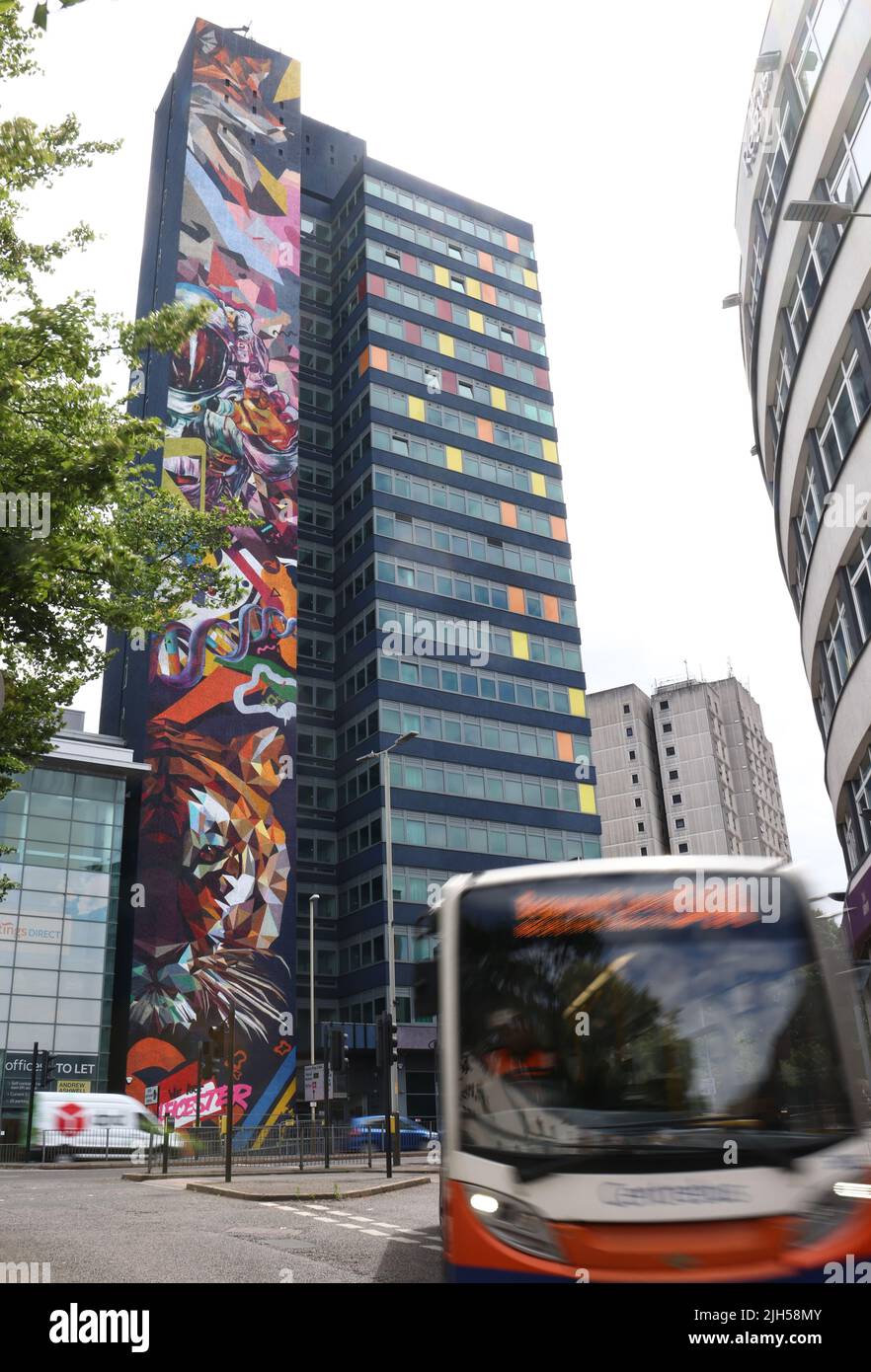 Leicester, Leicestershire, Royaume-Uni. 15th juillet 2022. L'art de la rue est considéré comme le plus haut d'Europe et le troisième plus haut du monde est sur la Blue Tower à Leicester. La tour est de 82 m (269 pi) et abrite les principales entreprises, dont Premiere Inn, Hastings Direct, Pure Gym et Al Feena Shisha Lounge. Credit Darren Staples/Alay Live News. Banque D'Images