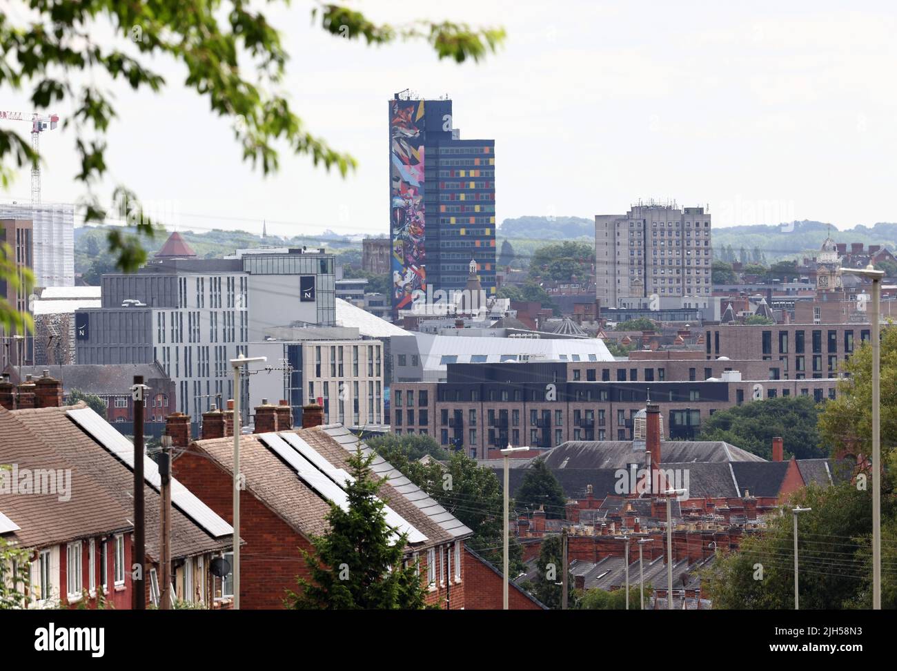 Leicester, Leicestershire, Royaume-Uni. 15th juillet 2022. L'art de la rue est considéré comme le plus haut d'Europe et le troisième plus haut du monde est sur la Blue Tower à Leicester. La tour est de 82 m (269 pi) et abrite les principales entreprises, dont Premiere Inn, Hastings Direct, Pure Gym et Al Feena Shisha Lounge. Credit Darren Staples/Alay Live News. Banque D'Images