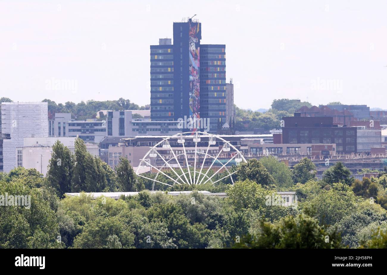 Leicester, Leicestershire, Royaume-Uni. 15th juillet 2022. L'art de la rue est considéré comme le plus haut d'Europe et le troisième plus haut du monde est sur la Blue Tower à Leicester. La tour est de 82 m (269 pi) et abrite les principales entreprises, dont Premiere Inn, Hastings Direct, Pure Gym et Al Feena Shisha Lounge. Credit Darren Staples/Alay Live News. Banque D'Images