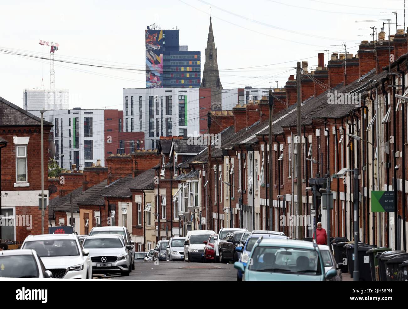 Leicester, Leicestershire, Royaume-Uni. 15th juillet 2022. L'art de la rue est considéré comme le plus haut d'Europe et le troisième plus haut du monde est sur la Blue Tower à Leicester. La tour est de 82 m (269 pi) et abrite les principales entreprises, dont Premiere Inn, Hastings Direct, Pure Gym et Al Feena Shisha Lounge. Credit Darren Staples/Alay Live News. Banque D'Images