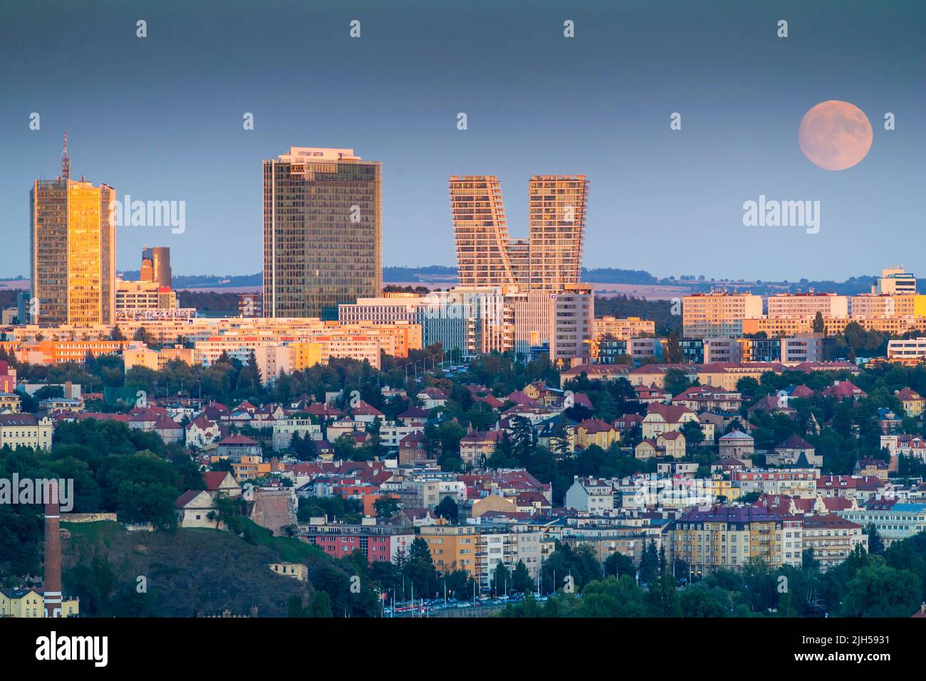 Pleine lune de juin au-dessus du panorama de Prague Banque D'Images