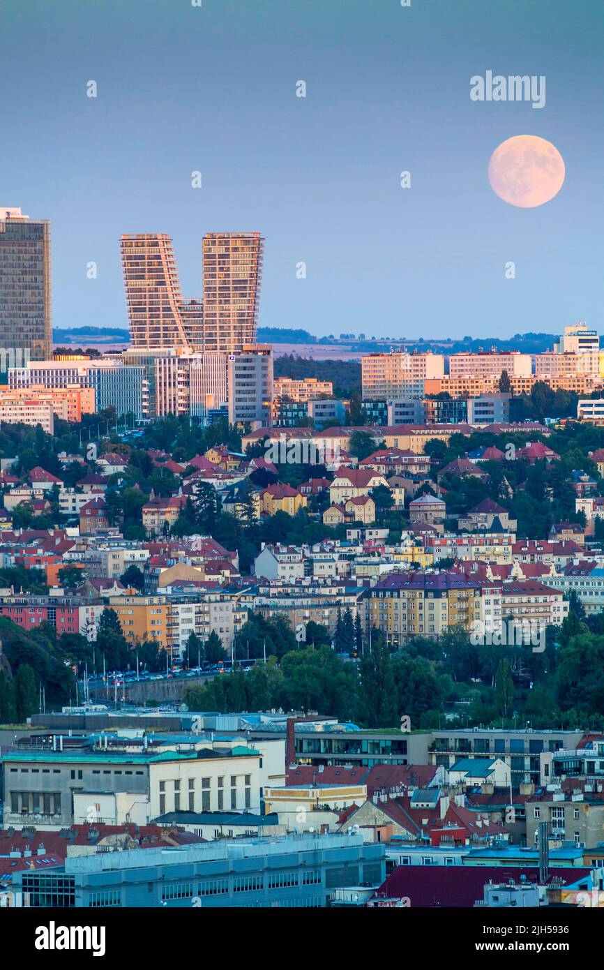 Pleine lune de juin au-dessus du panorama de Prague Banque D'Images