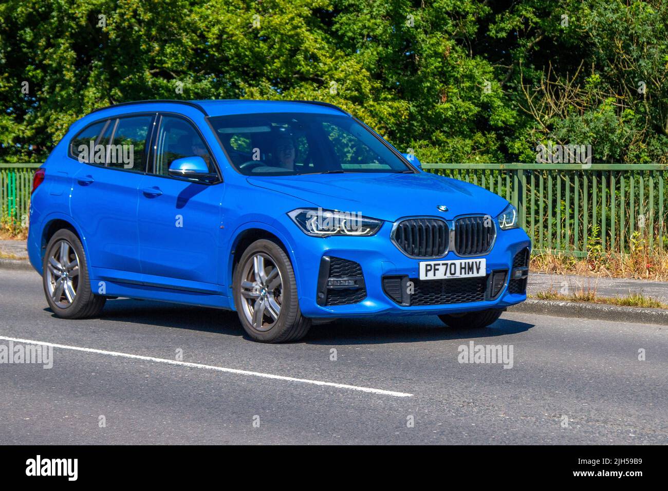 2020 bleu BMW X1 XDRIVE25E M SPORT AUTO XDRIVE 25E Hybrid Electric 1499cc 6 rapports manuels ; sur l'autoroute M6, Manchester, Royaume-Uni Banque D'Images
