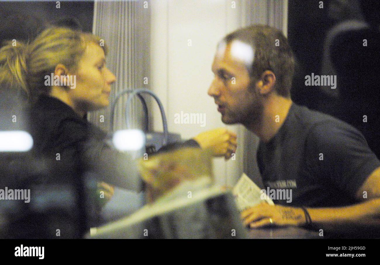 **EXCLUSIF**IMAGES** l'actrice américaine Gwyneth Paltrow ferme les yeux et tire Chris Martin de Coldplay vers elle pour un baiser persistant. Les deux ont été repérés à bord d'un train de première classe 'Gatwick Express', de London Victoria à l'aéroport. Le couple était légèrement emballé et maintenant qu'aucun des deux n'a de travail immédiat, pourrait-ils être prêt à démarrer la famille que Gyneth aurait voulu? Banque D'Images