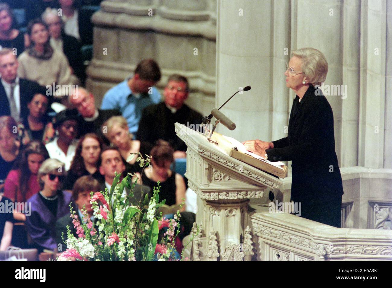 Katharine Graham, présidente du Washington Post, rend hommage à Diana, la princesse de Galles, lors d'un service de prière et de commémoration à l'occasion de sa mort à la cathédrale nationale de Washington, 6 septembre 1997, à Washington Banque D'Images