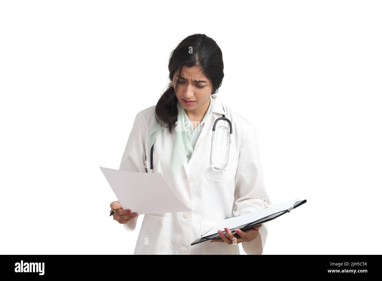 Une jeune femme vénézuélienne médecin a fronci un rapport médical, isolé. Banque D'Images