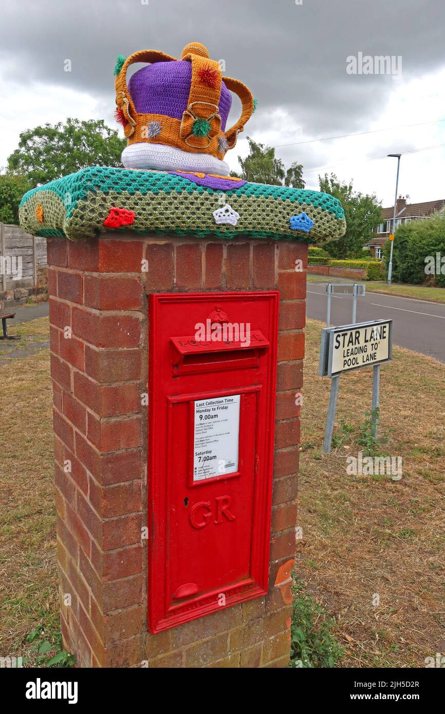 Lymm, boîte postale décorée Star Lane avec une couronne tricotée, pour Kings coronation , Warrington, Cheshire, Angleterre, Royaume-Uni, WA4 Banque D'Images
