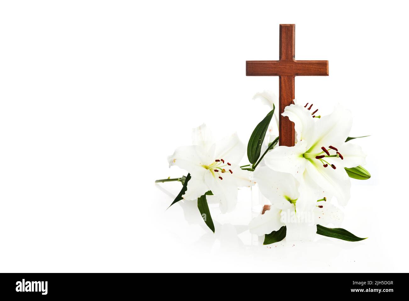 Croix avec des lys isolés sur fond blanc Pâques, carte de baptême. Banque D'Images