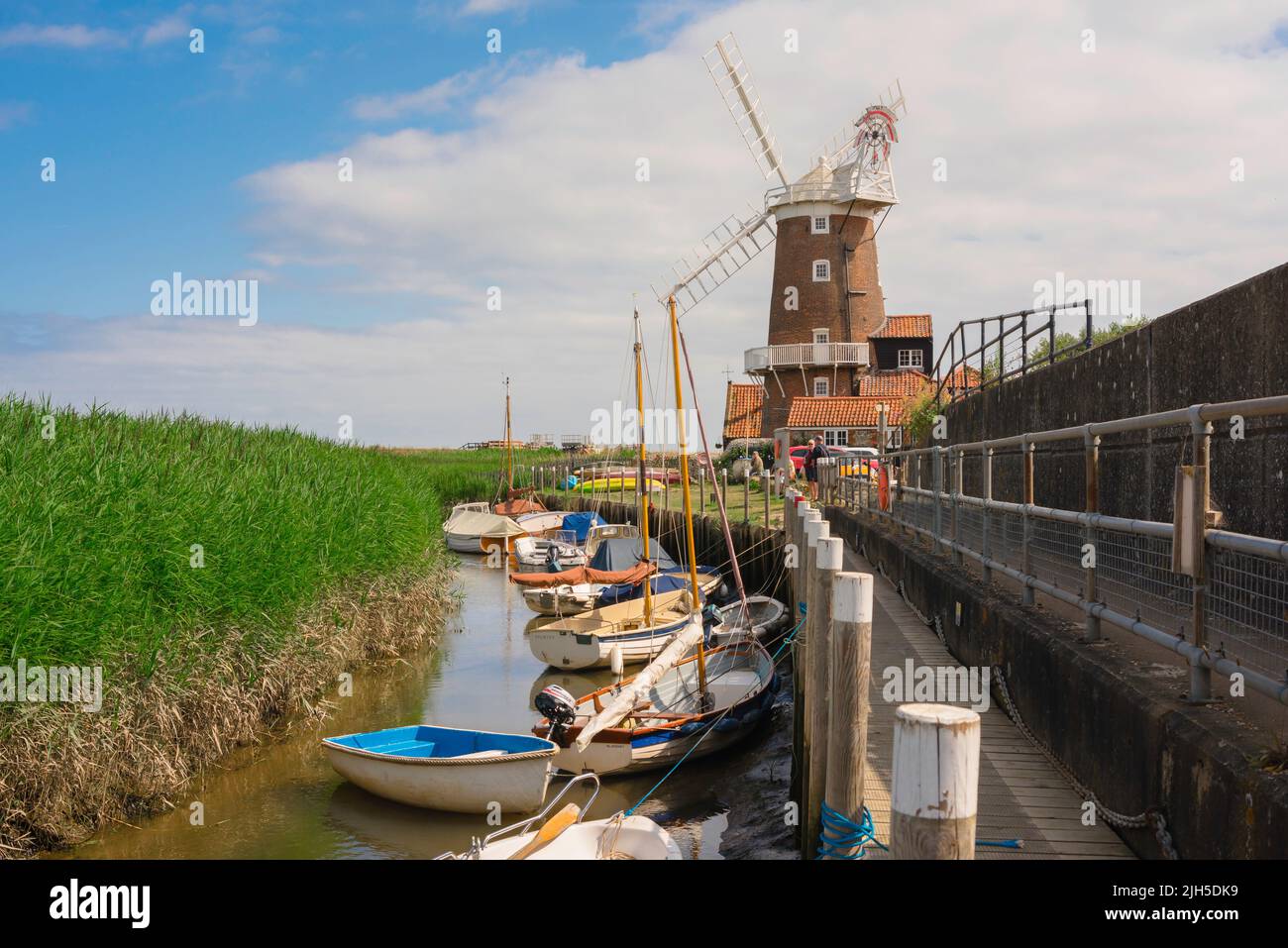 CLEY à côté de la mer, vue en été du quai pittoresque avec son moulin à vent historique de 18th siècle à CLEY à côté de la mer sur la côte nord de Norfolk, Angleterre Banque D'Images