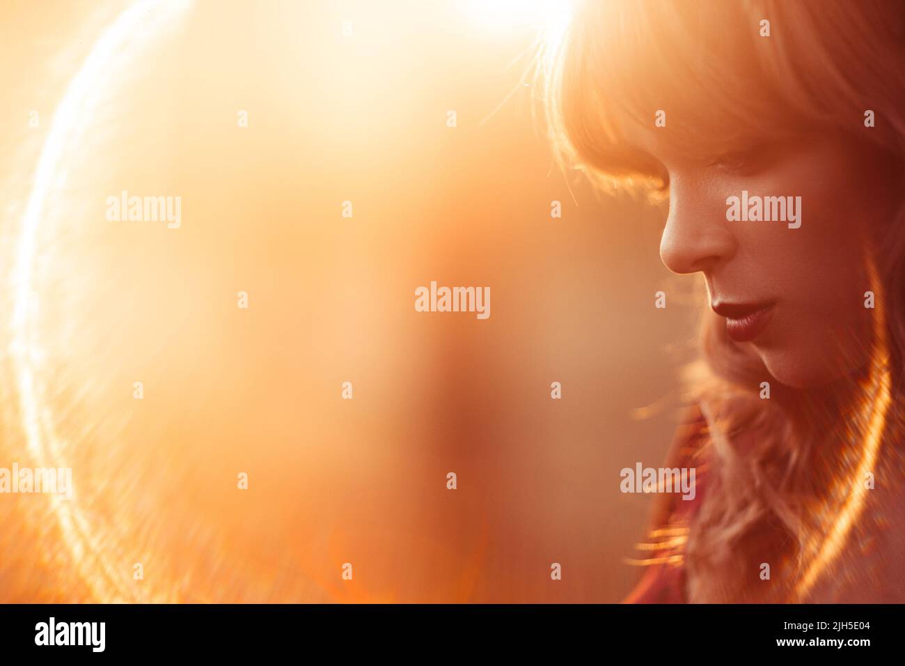 Belle femme profil, lentille évasée, espace libre Banque D'Images