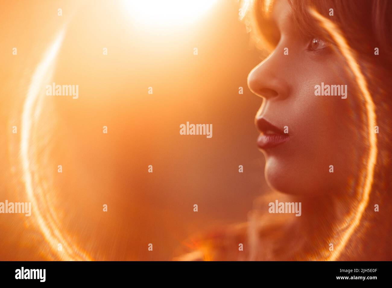 Belle femme profil, lentille évasée, espace libre. Banque D'Images