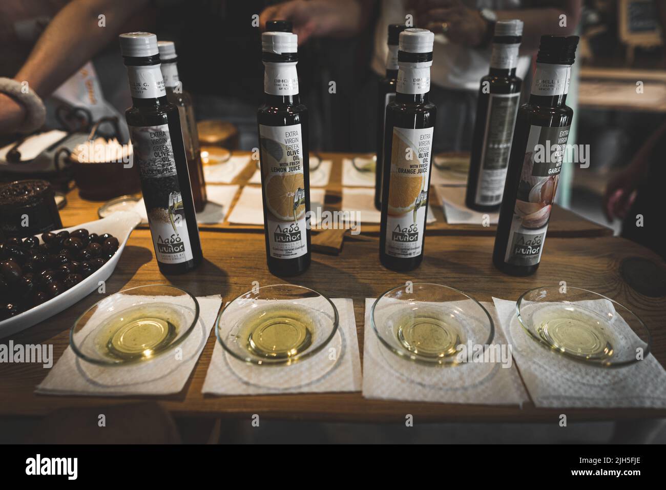 En goûtant les différents types d'huile d'olive, l'huile d'olive est fabriquée dans un petit village appelé Asklipio Banque D'Images