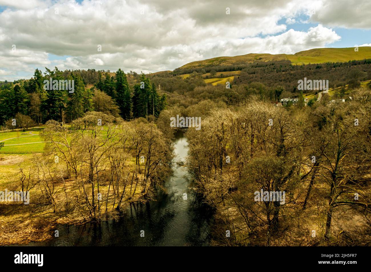 Le paysage époustouflant de la route Rhiwargor Trail au lac Vyrnwy qui comprend des montagnes, des landes, des ruisseaux de montagne, des chutes d'eau et des forêts Banque D'Images